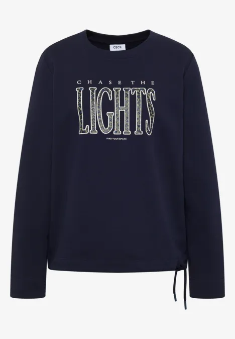 Dunkelblaues Sweatshirt mit weißer Aufschrift 'CHASE THE LIGHTS' und seitlicher Kordel.