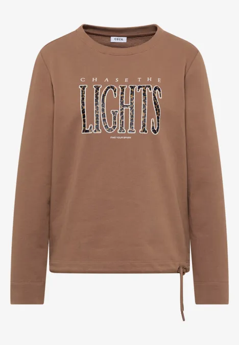 Braunes Langarmshirt mit Rundhalsausschnitt und Aufschrift 'CHASE THE LIGHTS'.