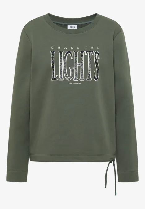 Dunkelgrüner Damenpullover mit Rundhalsausschnitt, langen Ärmeln, Kordelzug am Saum und weißem 'CHASE THE LIGHTS'-Print.