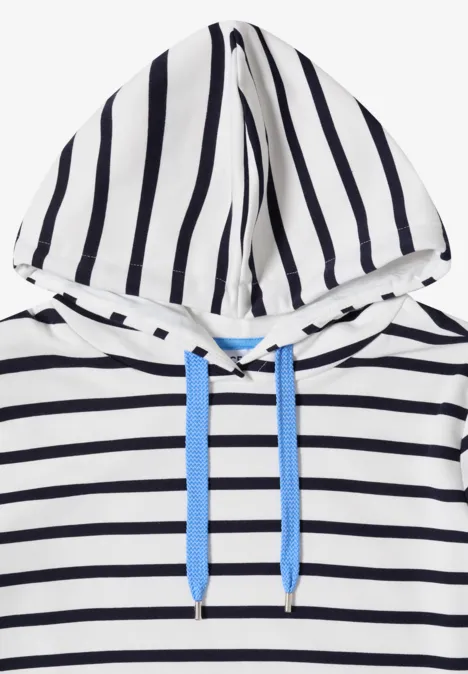 Weißer Kapuzenpullover mit schwarzen Querstreifen und hellblauen Kordeln.