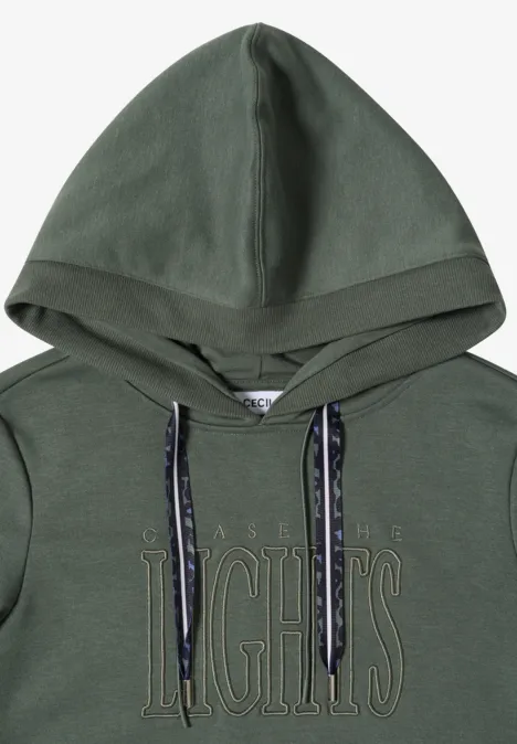 Olivgrüner Kapuzenpullover mit Kordeln und Ton-in-Ton Schriftzug auf der Brust.