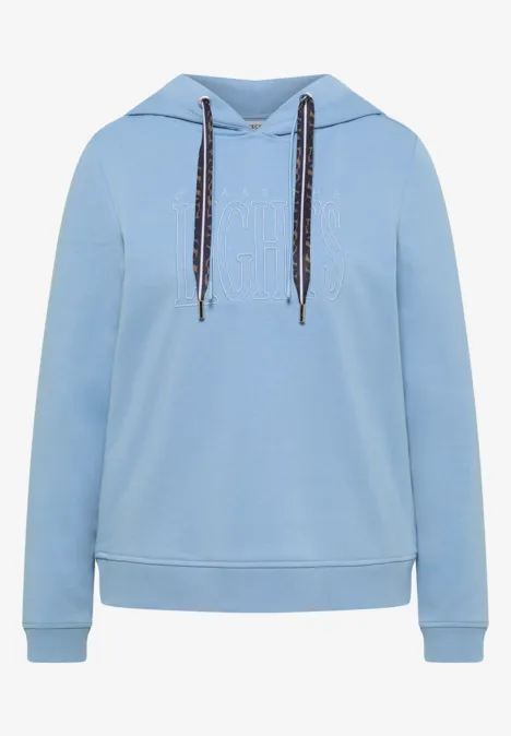 Hellblauer Kapuzenpullover mit Kordelzug und langen Ärmeln.