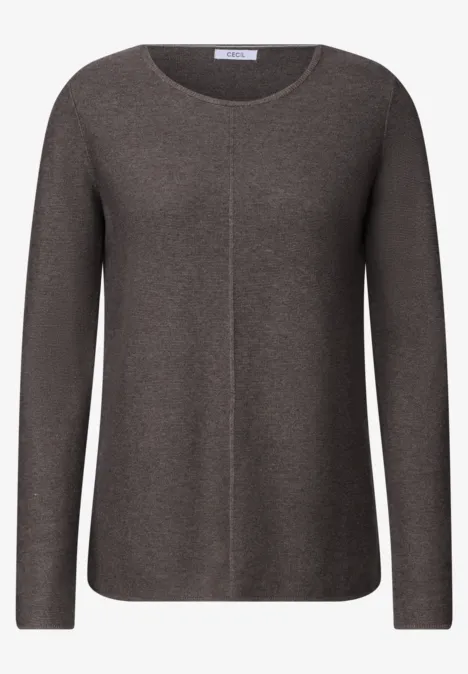 Brauner Pullover mit Rundhalsausschnitt, langen Ärmeln, feiner Mittelnaht und schlichter Passform.