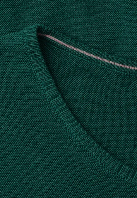 Langarm Pullover mit Rundhals und Struktur dark fir green Nahaufnahme eines grünen, fein gestrickten V-Ausschnitt-Pullovers