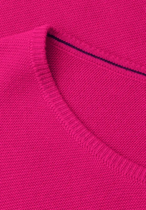 Langarm Pullover mit Rundhals und Struktur pink flash Nahaufnahme eines pinkfarbenen Strickpullovers mit Rundhalsausschnitt.
