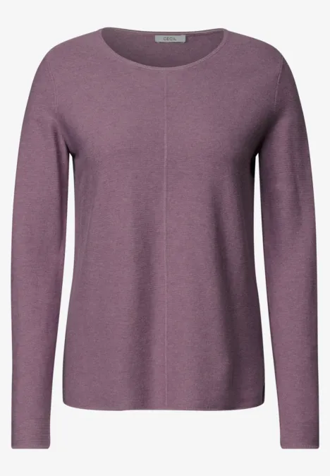 Pull en maille mauve clair, manches longues, col rond et coupe épurée.