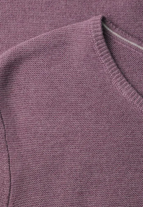 Gros plan d’un haut en maille violette avec encolure ronde.