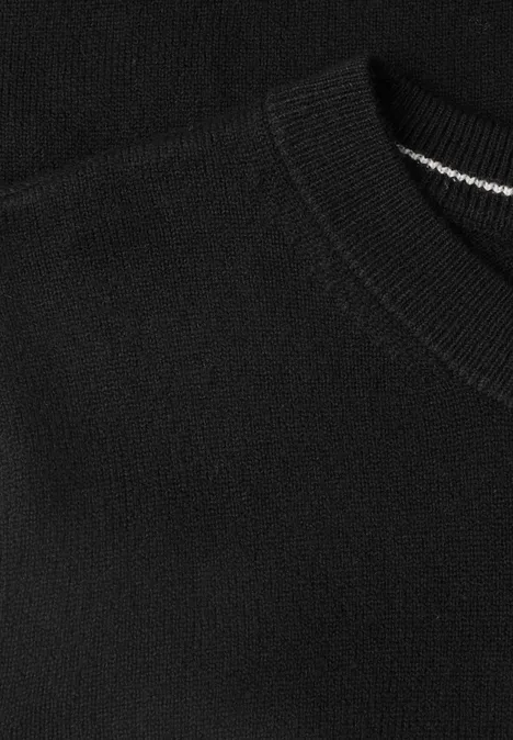 Gros plan d'un t-shirt noir à col rond en coton.