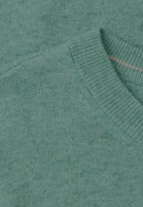 Grüner, fein gestrickter Pullover mit Rundhalsausschnitt.