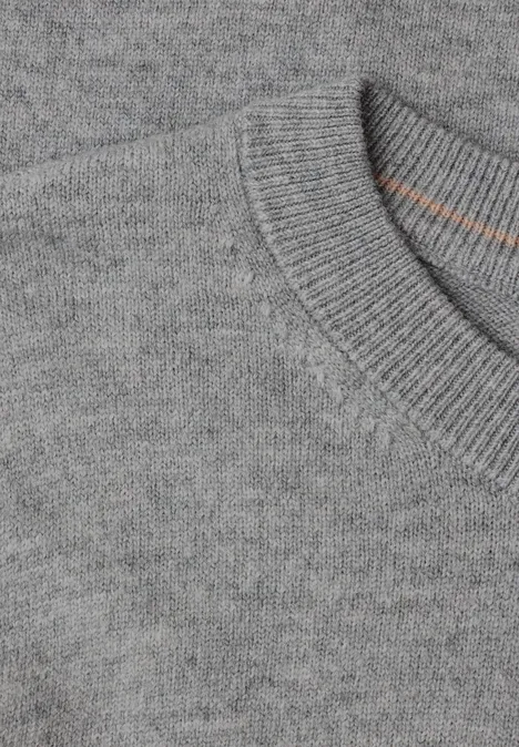 Hellgrauer Feinstrickpullover mit dezentem V-Ausschnitt.