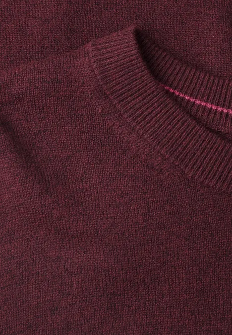 Nahaufnahme eines burgunderroten Strickpullovers mit Rundhalsausschnitt