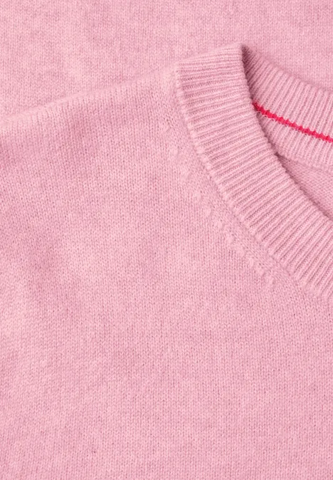 Ein rosafarbener Pullover aus weichem Feinstrick.