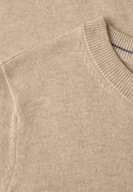 Nahaufnahme eines hellbeigen Strickpullovers mit Rundhalsausschnitt.