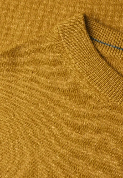 Trui met ronde hals golden honey melange Nahaufnahme eines senfgelben Strickpullovers mit Rundhalsausschnitt und feiner Maserung.