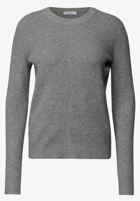 Hellgrauer Strickpullover mit Rundhalsausschnitt und langen Ärmeln.