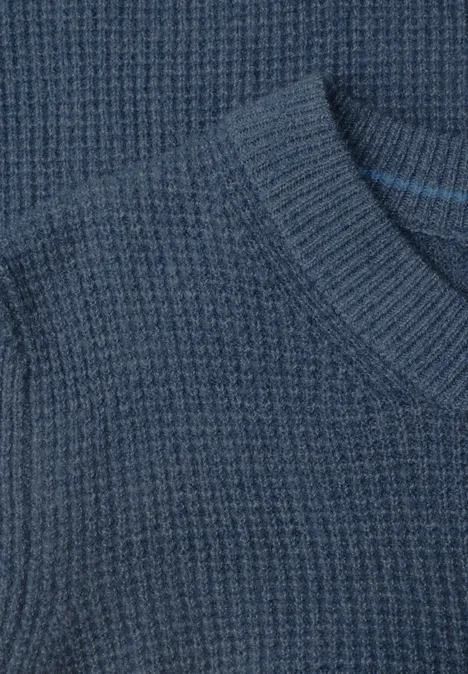 Trui met ronde hals cotton blue melange Nahaufnahme eines dunkelblauen Strickpullovers mit Waffelstruktur.