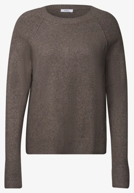 Pull en maille marron simple, col rond et manches longues.