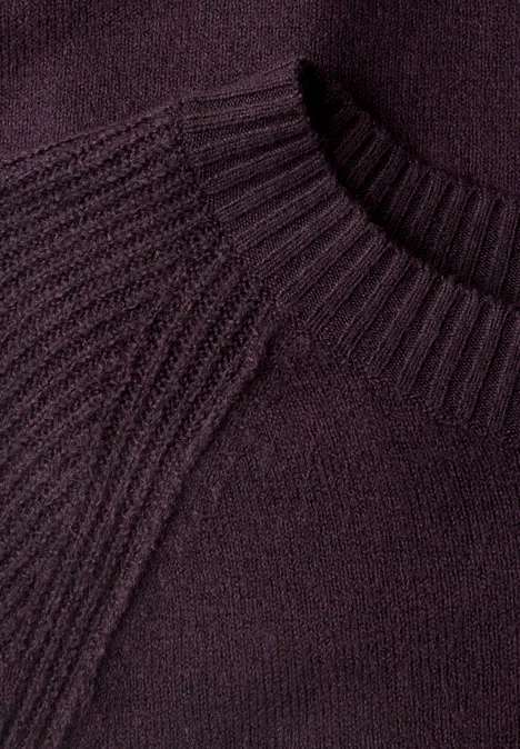Pullover mit Rundhals und Strukturmix eggplant red melange Nahaufnahme eines lila Strickpullovers mit geripptem Rundhalsausschnitt