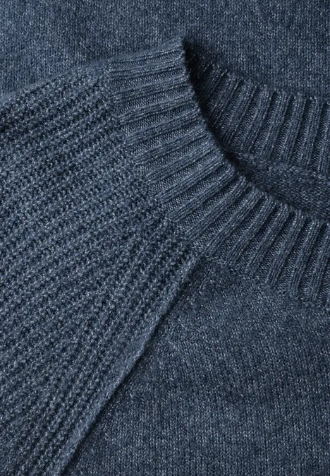Pullover mit Rundhals und Strukturmix cotton blue melange Nahaufnahme eines dunkelgrauen Strickpullovers mit Rundhalsausschnitt und Rippenstruktur.