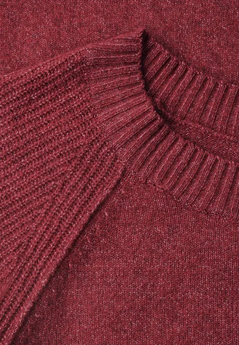 Roter Strickpullover mit feiner Rippenstruktur und Rundhalsausschnitt.