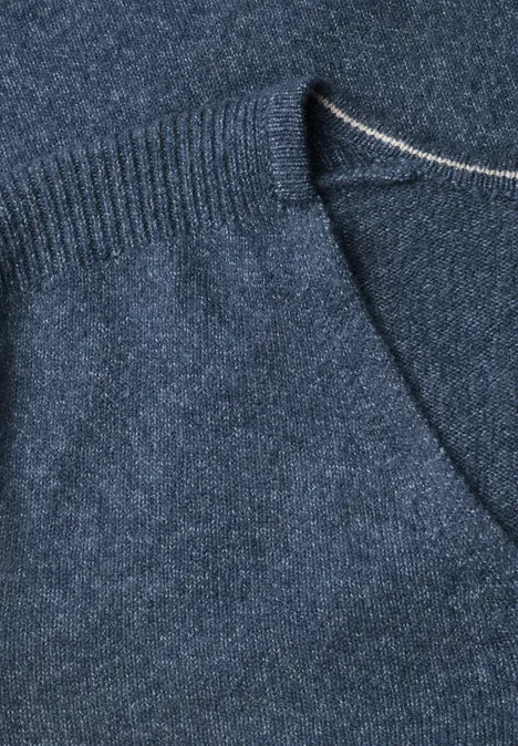 Langarm Pullover mit V-Neck cotton blue melange Nahaufnahme eines dunkelblauen Strickshirts mit geripptem Kragen und Tasche.