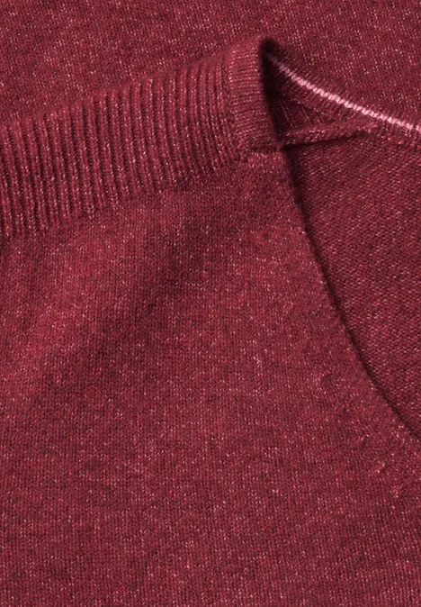 Close-up van een kastanjekleurige trui van gebreide stof