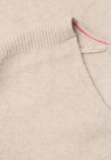 Langarm Pullover mit V-Neck Coffee beige melange Nahaufnahme einer hellbeigen Wolltasche mit feiner Struktur und pinkem Stich am Saum.