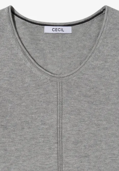 Graues T-Shirt mit weitem Rundhalsausschnitt und CECIL-Label am Halsansatz.