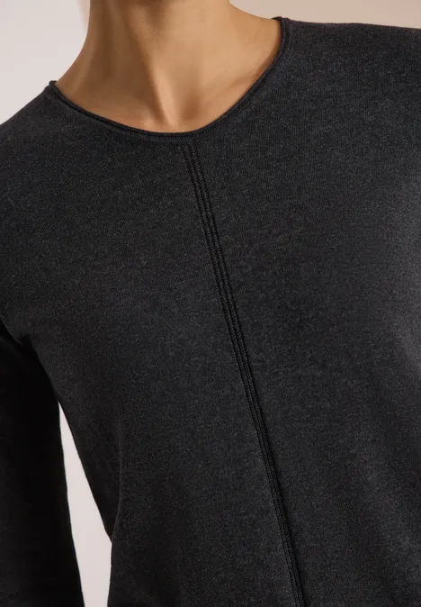 Eng anliegendes, schwarzes Langarmshirt mit Rundhalsausschnitt und mittiger Ziernaht.