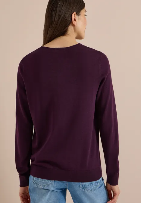 Damenpullover in dunklem Aubergine, Rückansicht, schlicht und elegant geschnitten.