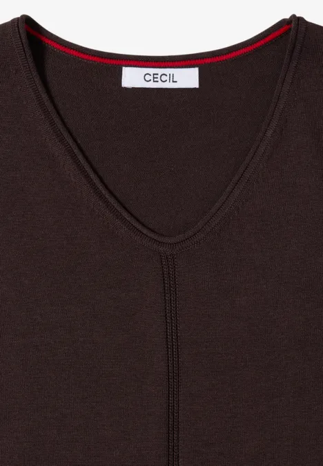 Brauner V-Ausschnitt-Pullover mit feiner Naht und rotem Zierstreifen am Kragen.