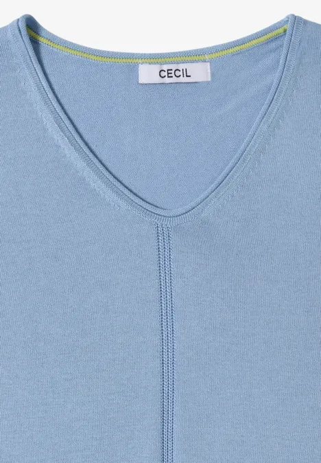 Hellblaues Damenoberteil mit V-Ausschnitt und feiner Mittelnaht.