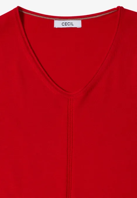 Ein rotes V-Ausschnitt-Shirt mit Label am Nacken.