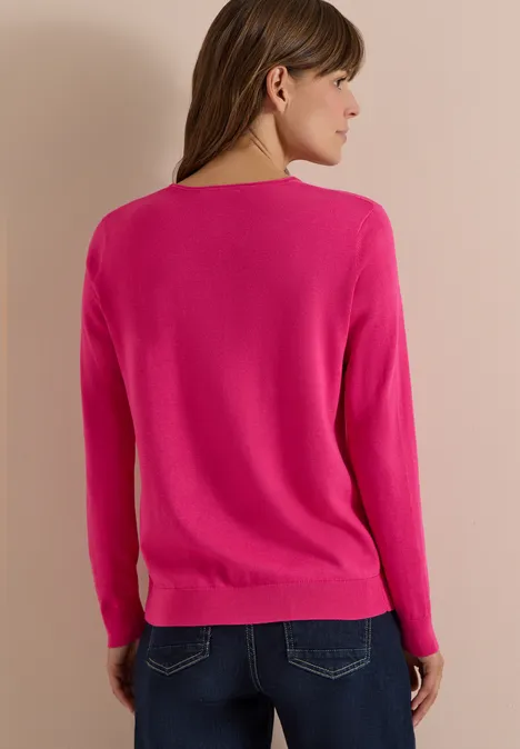 Basic Pullover mit V-Neck in Unifarbe pink flash Frau von hinten in knallpinkem Pullover, langärmelig, vor hellem einfarbigem Hintergrund.