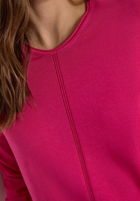 Basic Pullover mit V-Neck in Unifarbe pink flash Nahaufnahme einer Person in einem magentafarbenen Langarmshirt