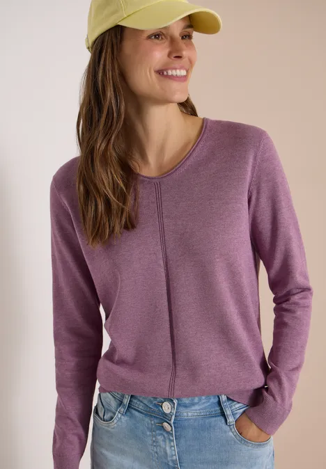 Basic Pullover mit V-Neck in Unifarbe lavender purple melange Eine Frau in lila Langarmshirt und gelber Cap lächelt.