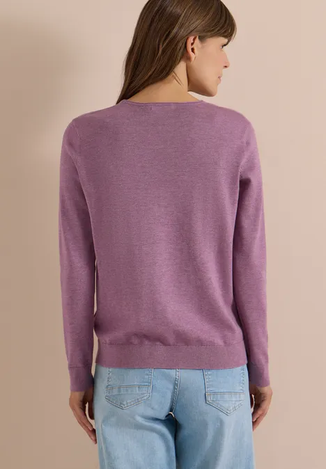 Basic Pullover mit V-Neck in Unifarbe lavender purple melange Frau von hinten, trägt einen violetten Pullover und blaue Jeans.