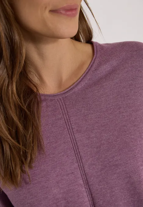 Basic Pullover mit V-Neck in Unifarbe lavender purple melange Ausschnitt einer Frau mit violettem Shirt, sichtbar Hals, Haare und Schultern.