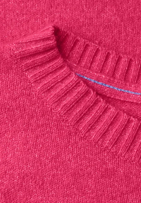 Close-up van een rode gebreide trui met geribde kraag