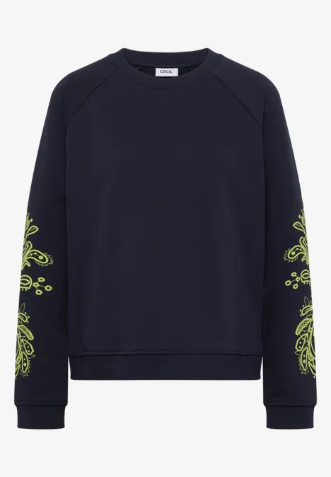 Dunkelblauer Pullover mit neongrünen Bandana-Mustern auf den Ärmeln.