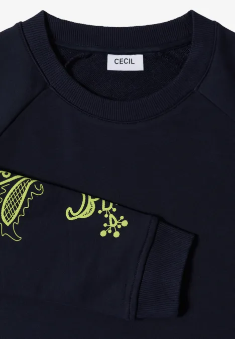 Dunkelblaues Sweatshirt mit Rundhalsausschnitt, neonfarbene Grafik auf dem Ärmel.