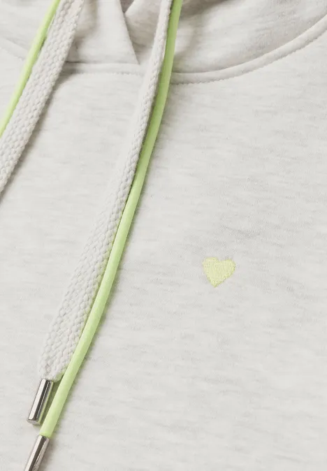 Langarm Sweatshirt mit Kapuze light grey melange Nahaufnahme eines hellgrauen Hoodies mit hellgrünen Kordeln und kleinem hellgrünem Herzlogo.