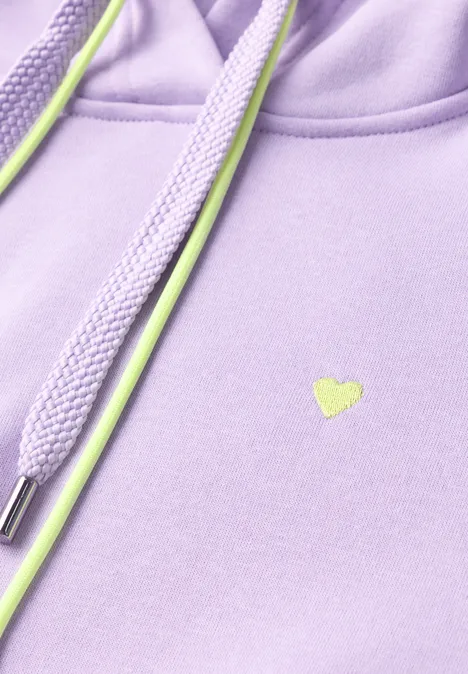 Langarm Sweatshirt mit Kapuze cool lilac Fliederfarbene Kapuzenjacke mit neongrünen Kordeln und kleinem Herzlogo in Nahaufnahme.
