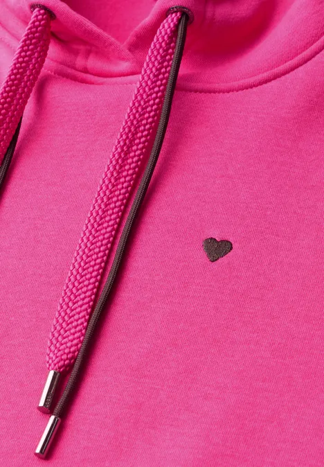 Pinkfarbener Hoodie mit Kordelzug und kleinem Herzlogo.
