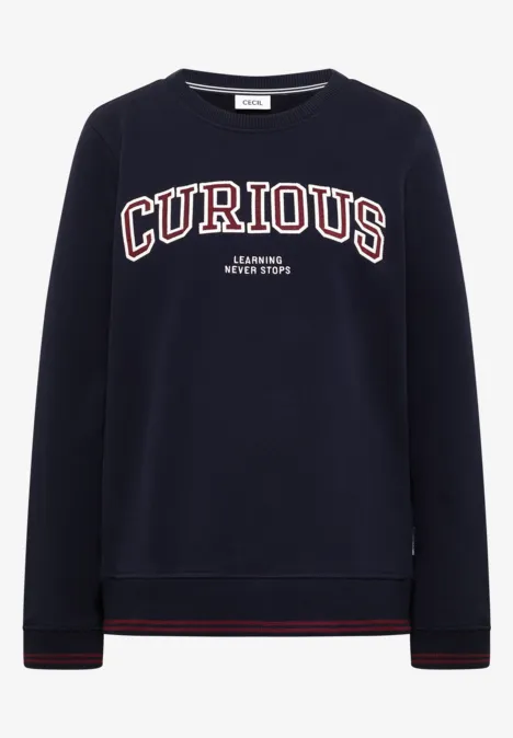 Dunkelblauer Sweatshirt mit großem 'CURIOUS'-Schriftzug und farbigen Bündchenstreifen.