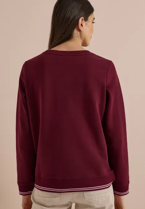Rückenansicht eines burgunderroten Sweatshirts mit Rundhalsausschnitt und gestreiften Bündchen.