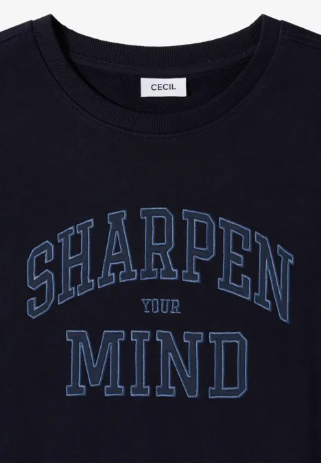 Ein schwarzes T-Shirt mit dem Aufdruck 'SHARPEN YOUR MIND' und einem CECIL-Label im Nackenbereich.