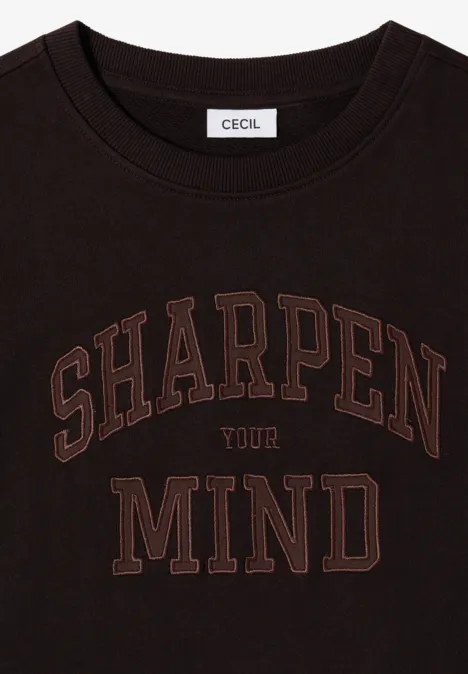 Schwarzes T-Shirt mit Rundhalsausschnitt, brauner Aufdruck 'SHARPEN YOUR MIND' und Markenlabel 'CECIL' innen am Kragen.