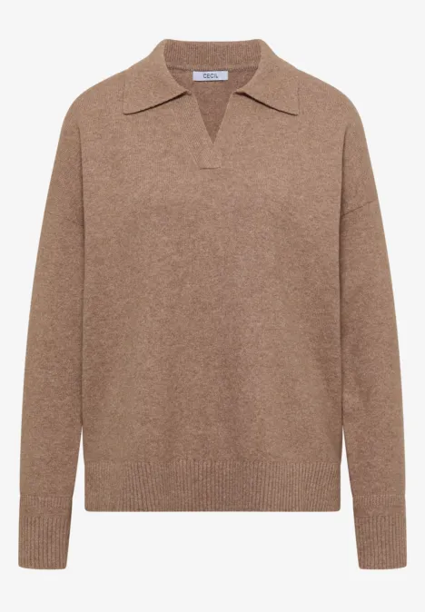 Pull en maille marron avec col polo, manches longues et encolure en V.