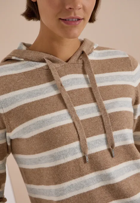 Gros plan sur un sweat à capuche marron et blanc à rayures avec cordon.